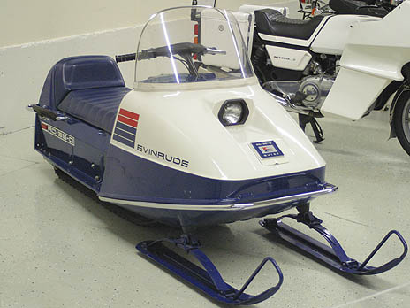 Johnson Evinrude Schneemobil